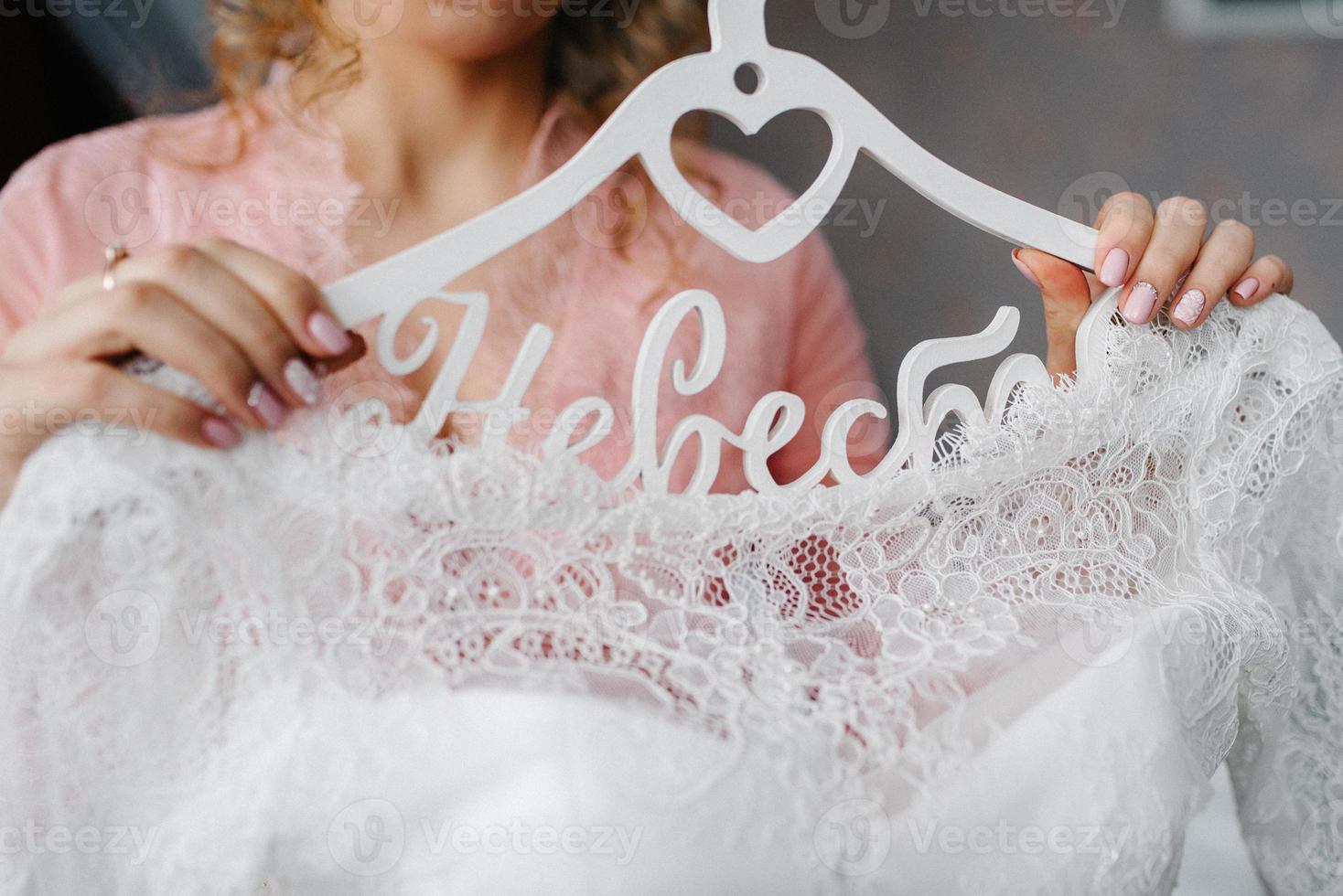 vestir a la novia con un vestido de novia con corsé y cordones foto