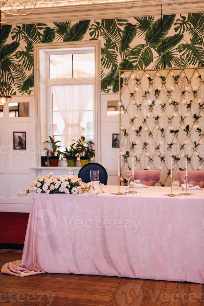 salón de banquetes para bodas con elementos decorativos foto