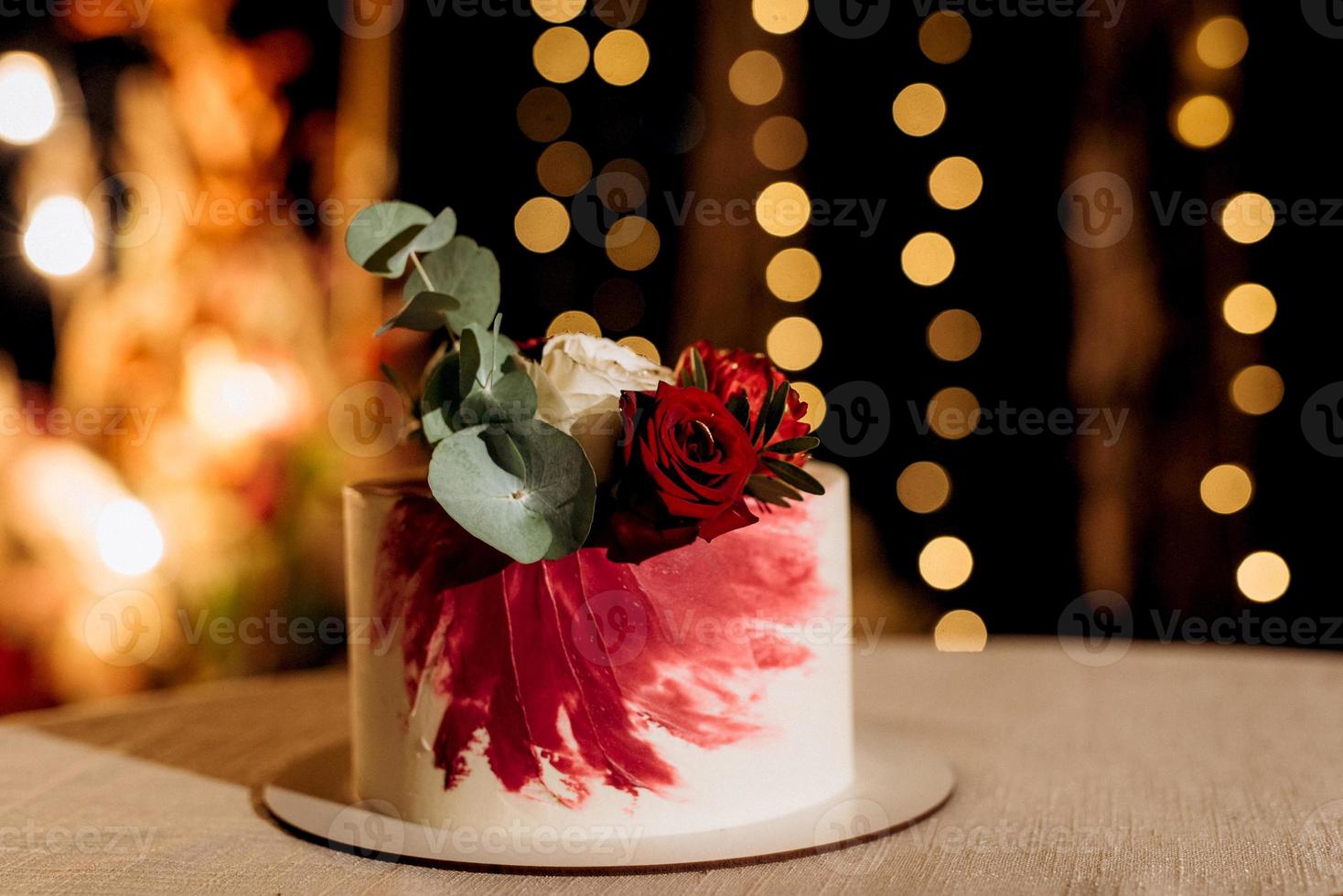 pastel de bodas en la boda de los recién casados foto