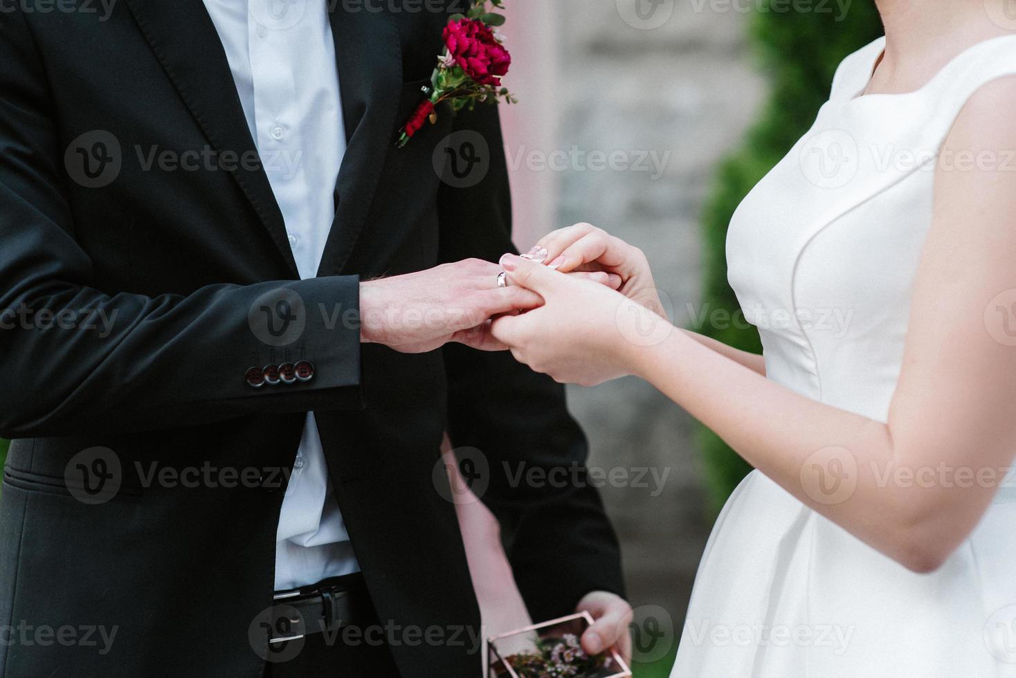 anillos de bodas de oro como atributo de la boda de una pareja joven foto