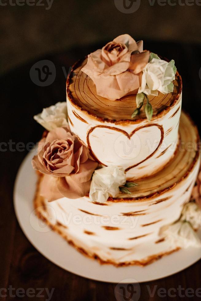 pastel de bodas en la boda de los recién casados foto