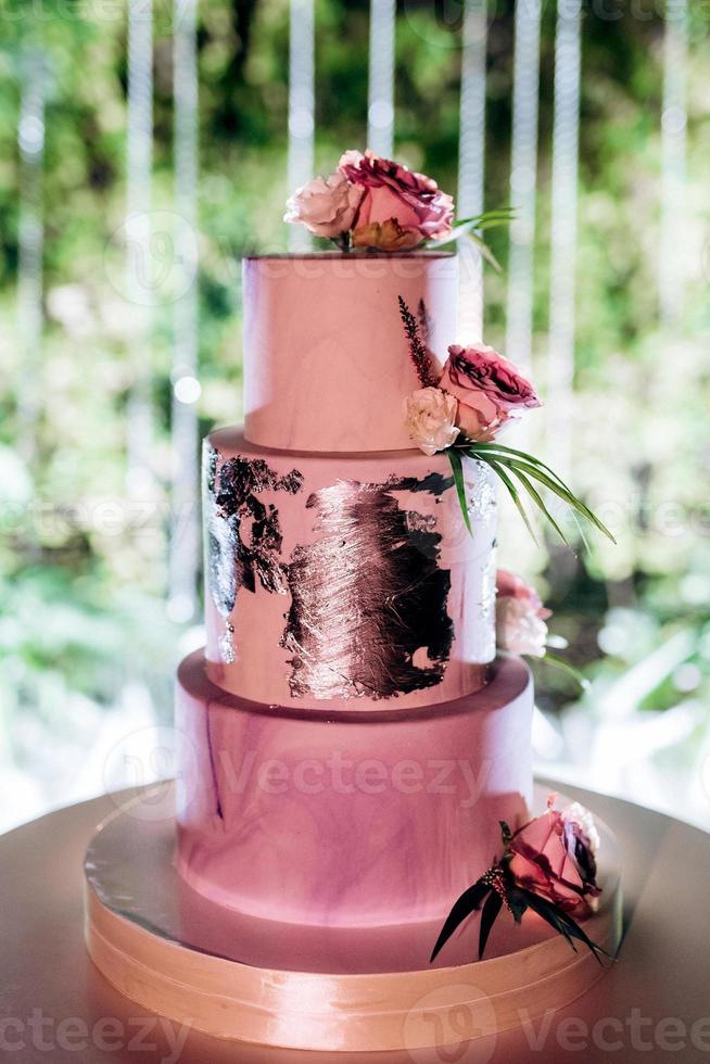 pastel de bodas en la boda de los recién casados foto