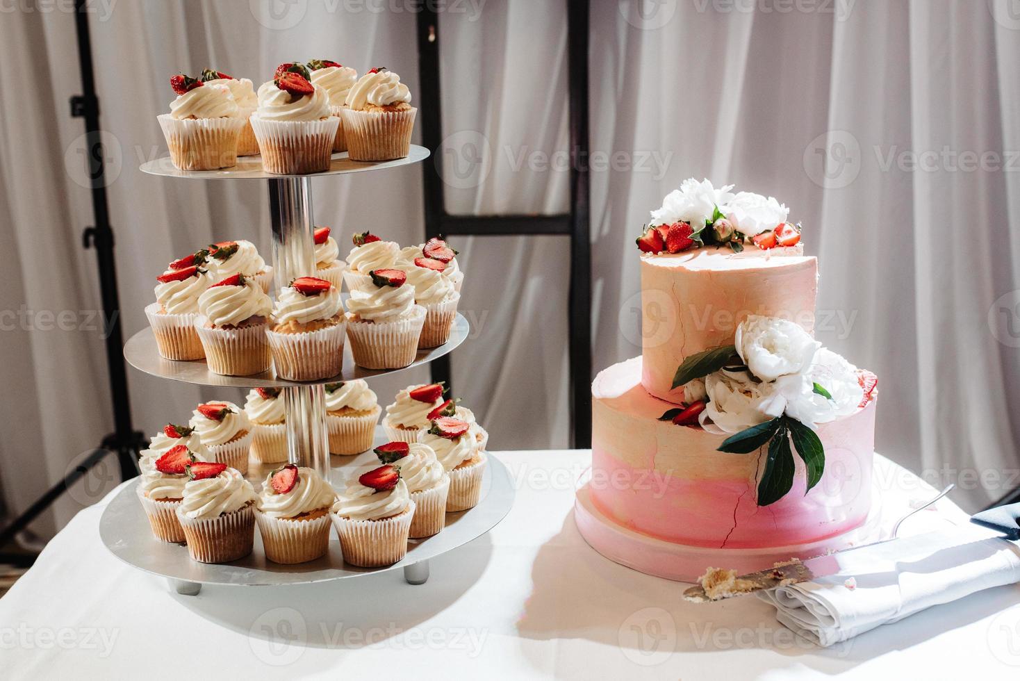 pastel de bodas en la boda de los recién casados foto