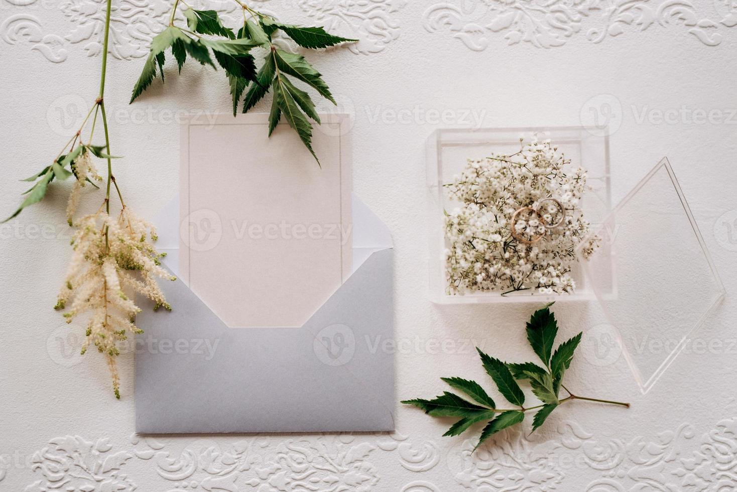 anillos de boda con una decoración de boda gris foto