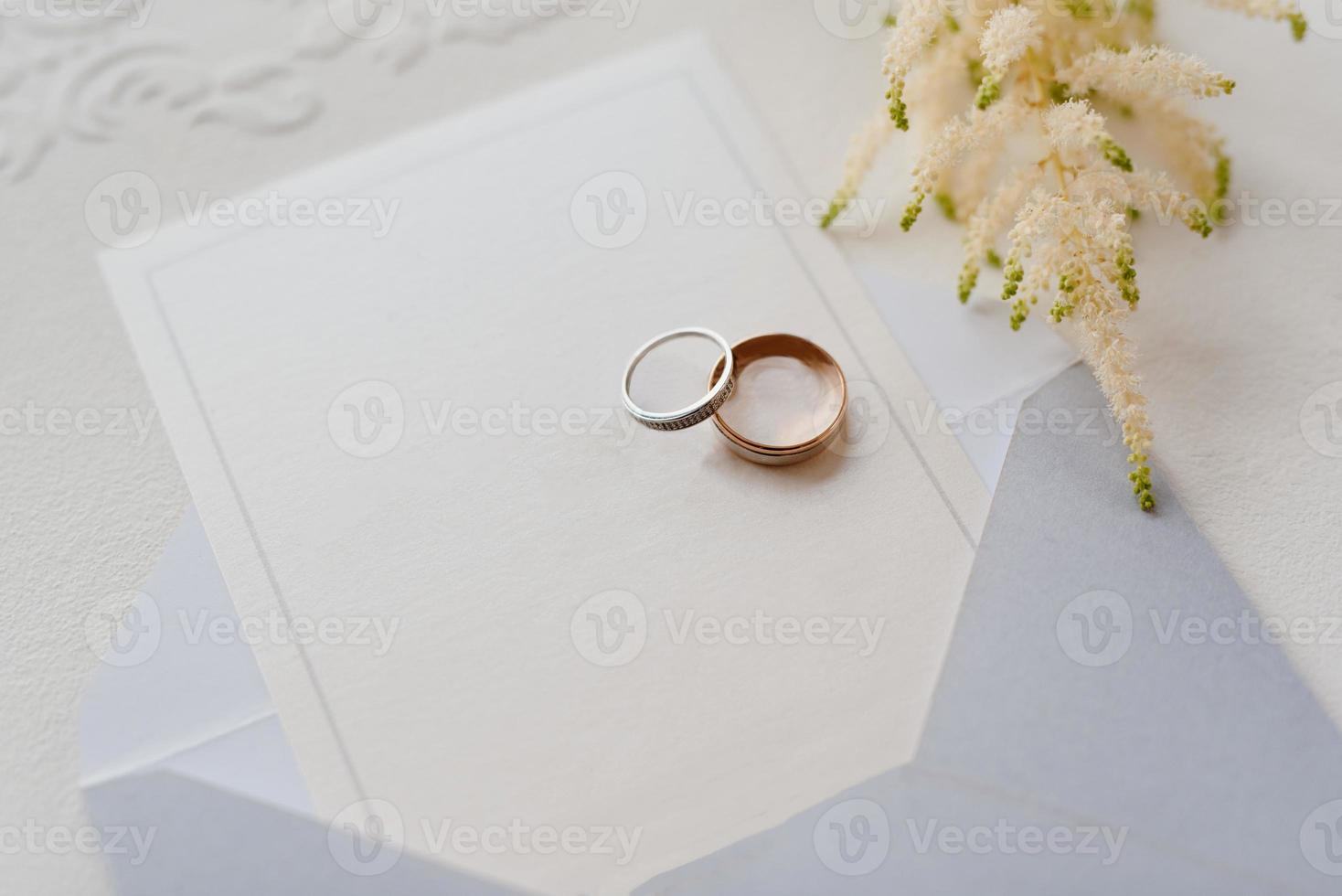 anillos de boda con una decoración de boda gris foto