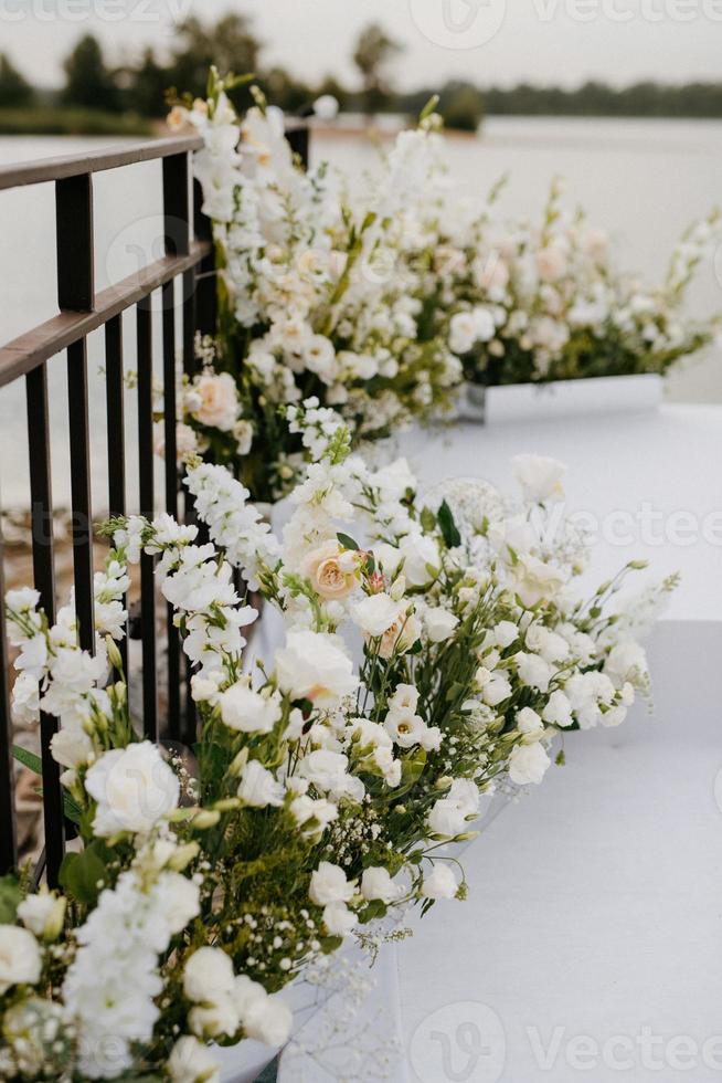 área para la ceremonia de la boda, en un muelle de piedra foto