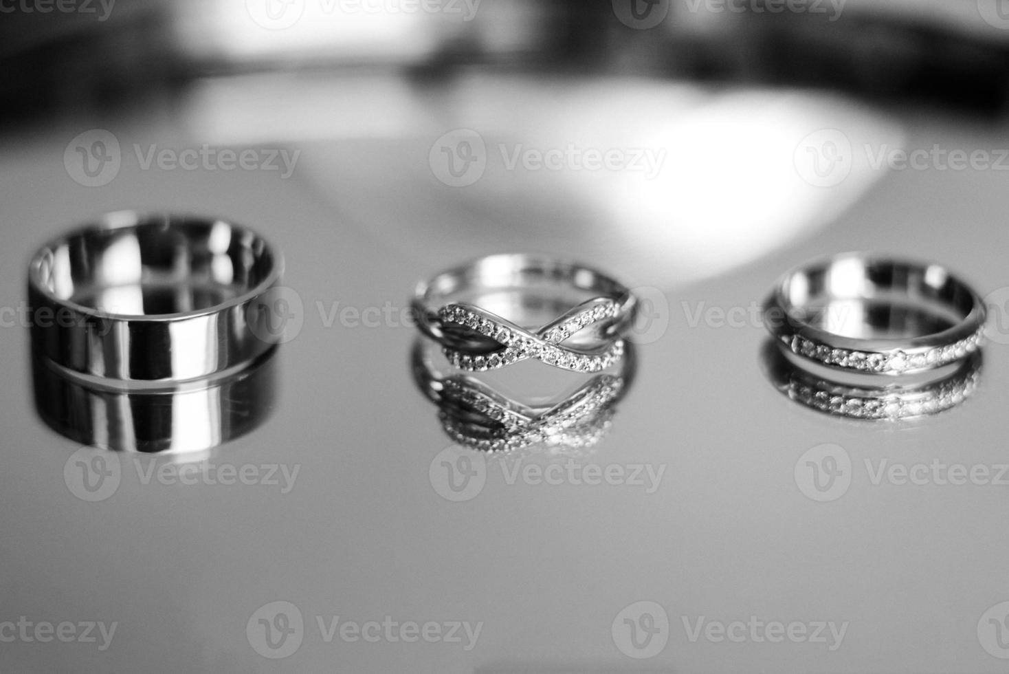 gold wedding rings photo