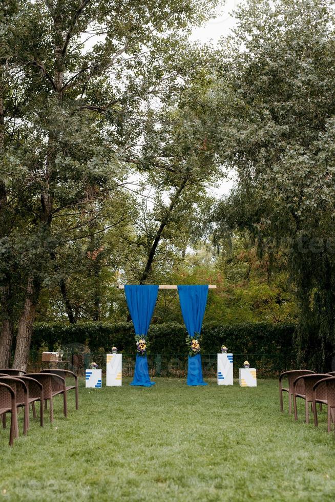 ceremonia de boda en el bosque entre los árboles en la pista verde foto