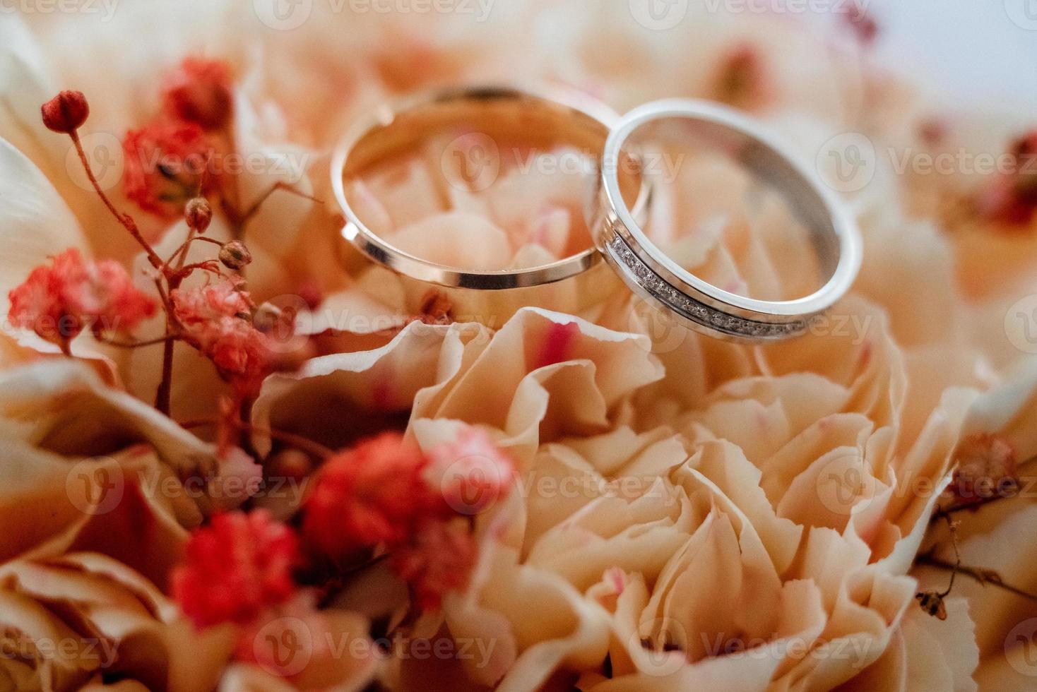 anillos de boda de oro foto