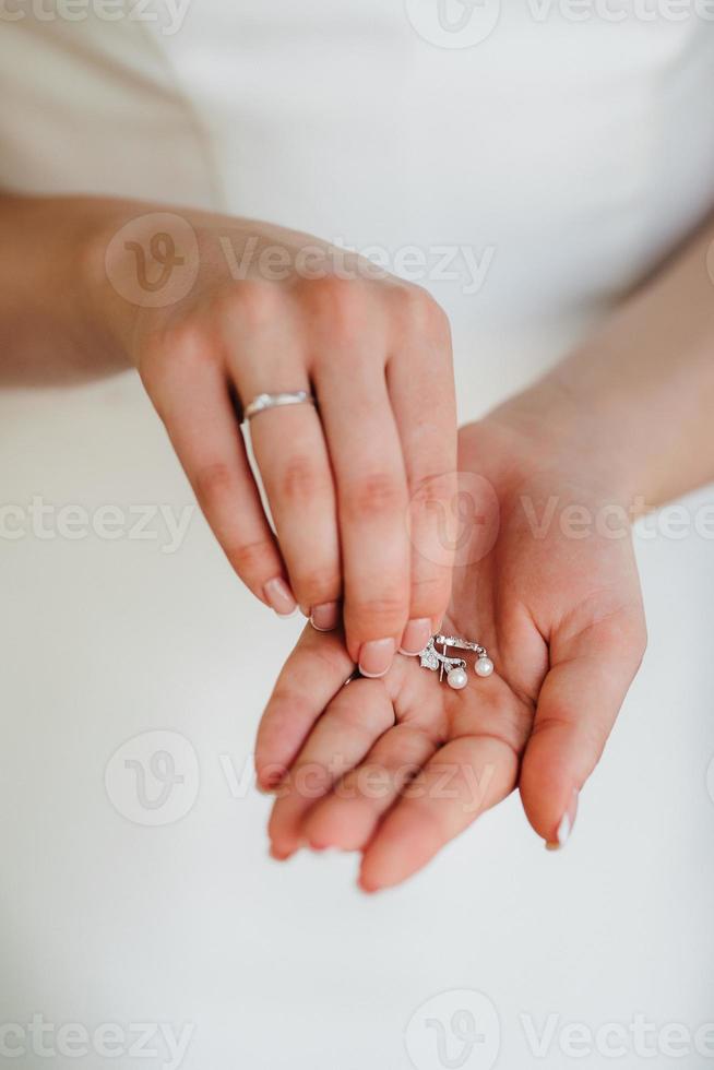 anillos de bodas de oro como atributo de la boda de una pareja joven foto