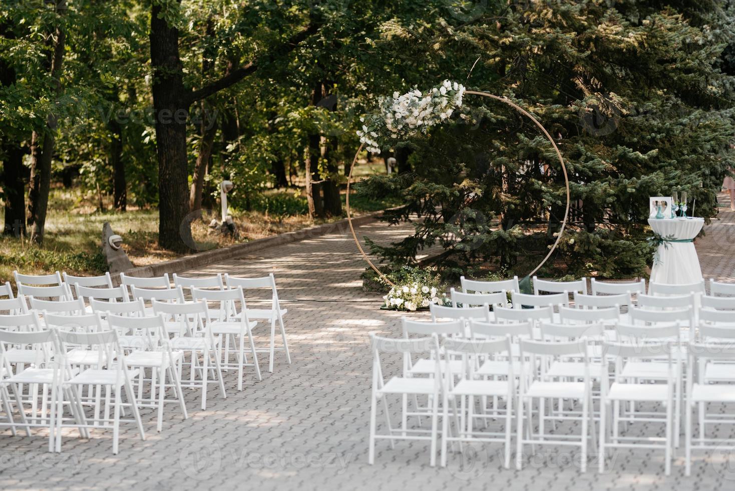 área de ceremonia de boda con un arco circular foto