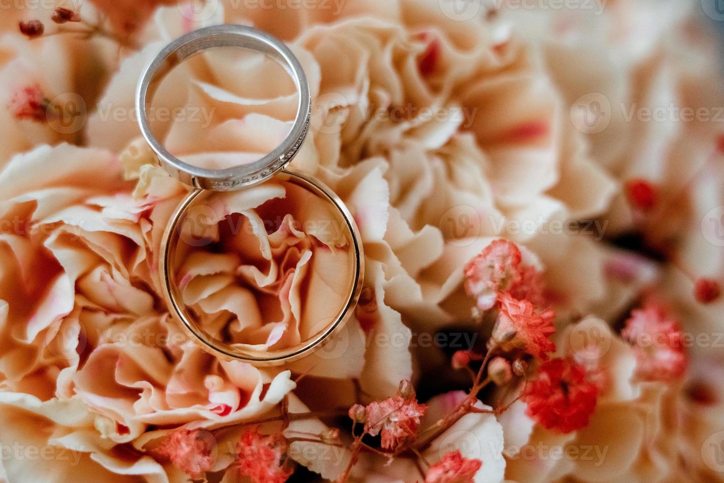 gold wedding rings photo