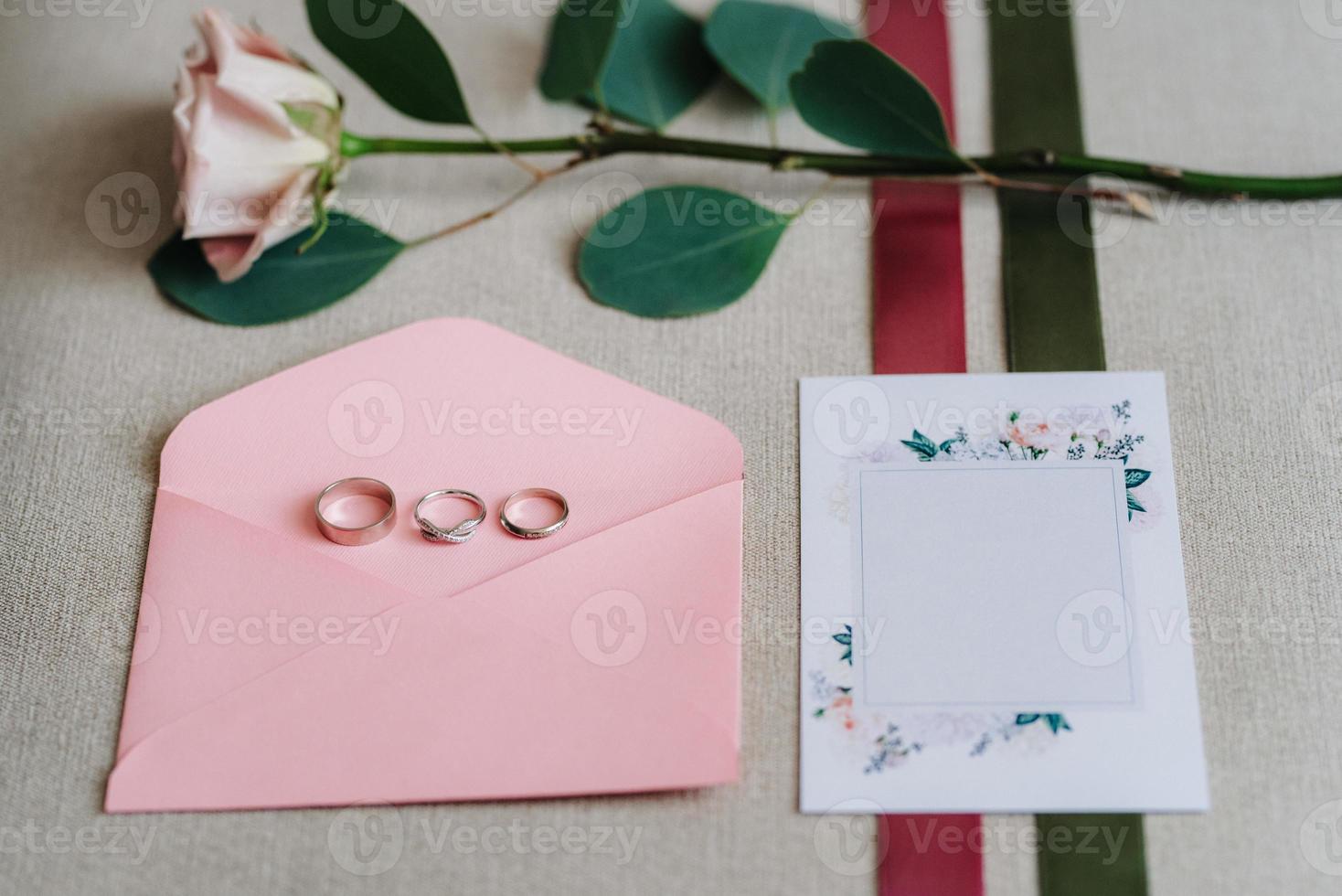 anillos de boda de oro foto