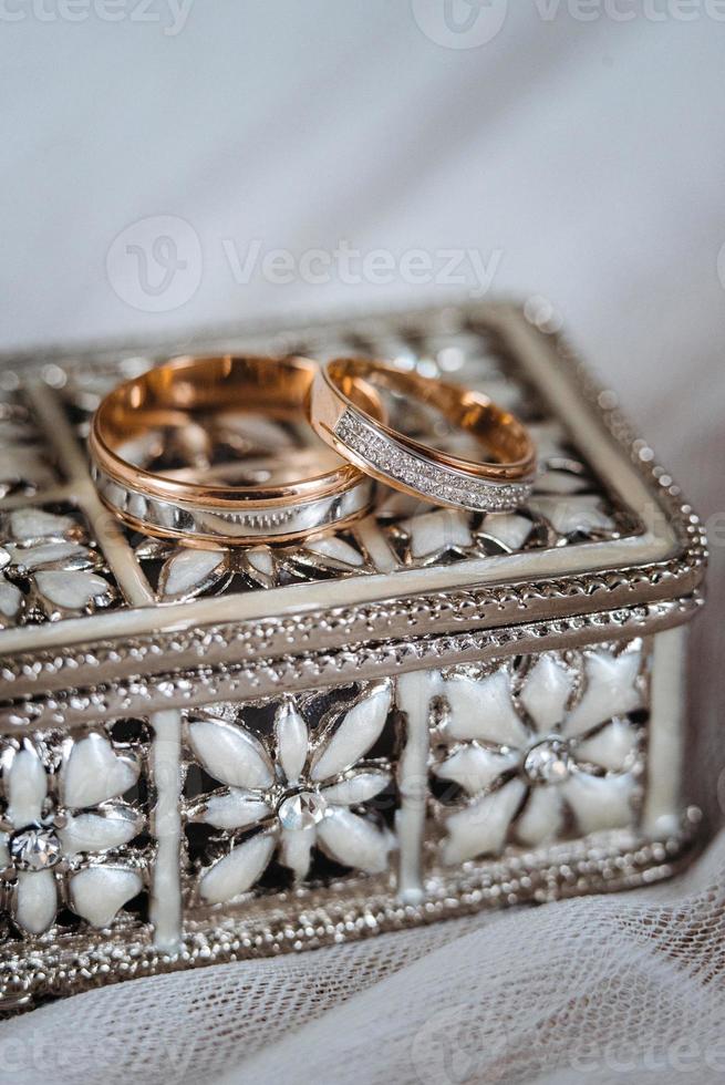 anillos de boda de oro foto