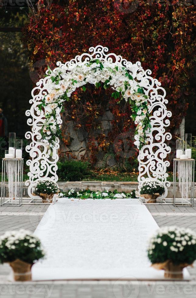 ceremonia de boda en el bosque entre los árboles en la pista verde foto