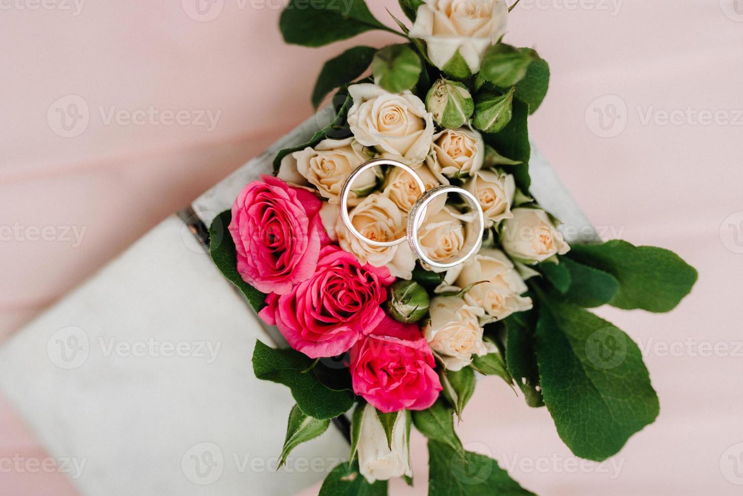 anillos de boda de oro foto