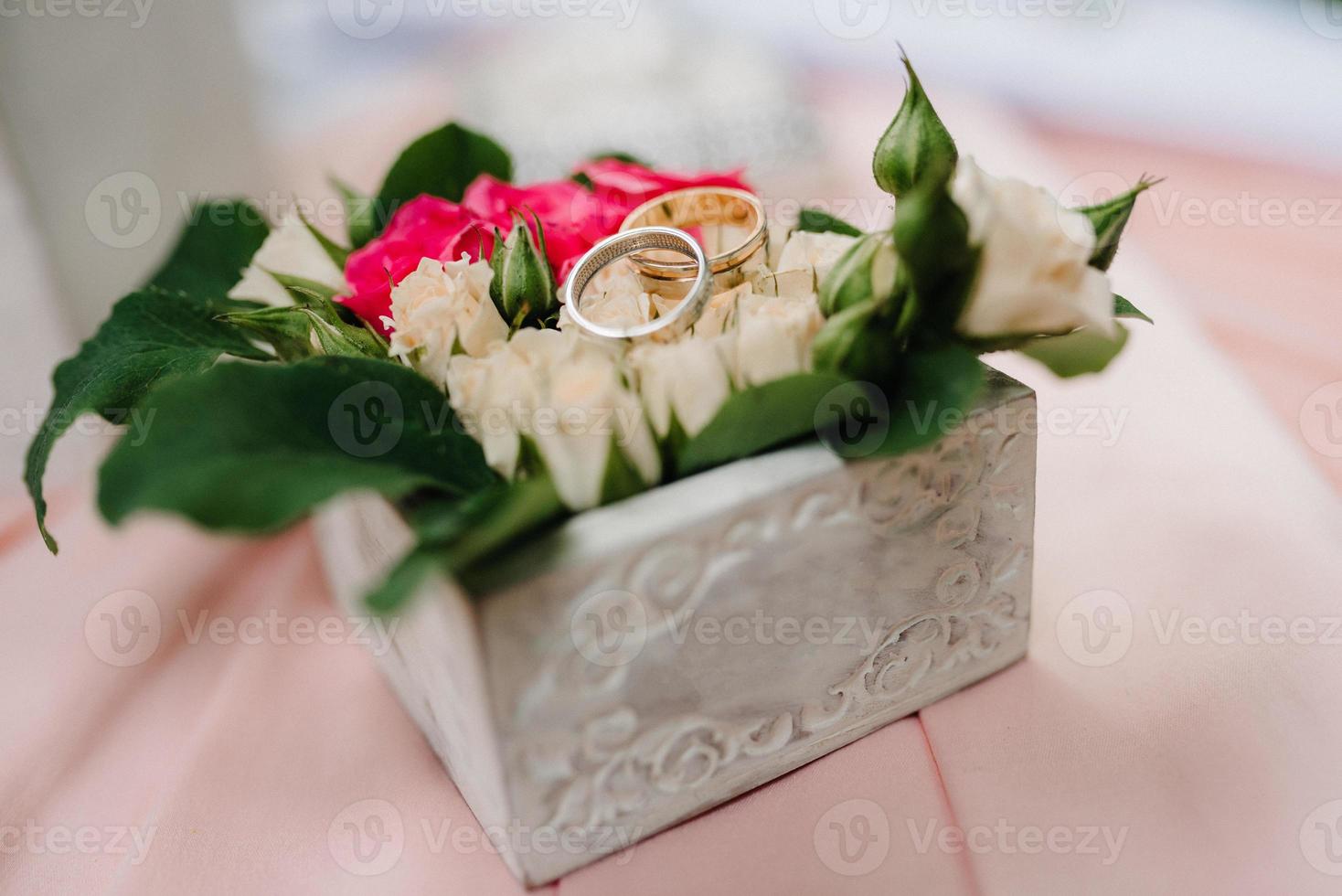 anillos de boda de oro foto