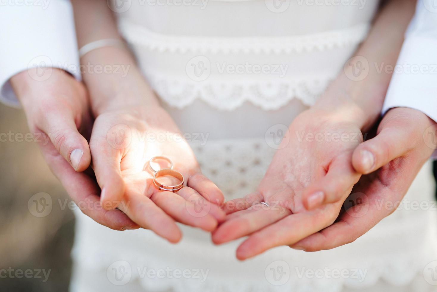 anillos de boda de oro foto