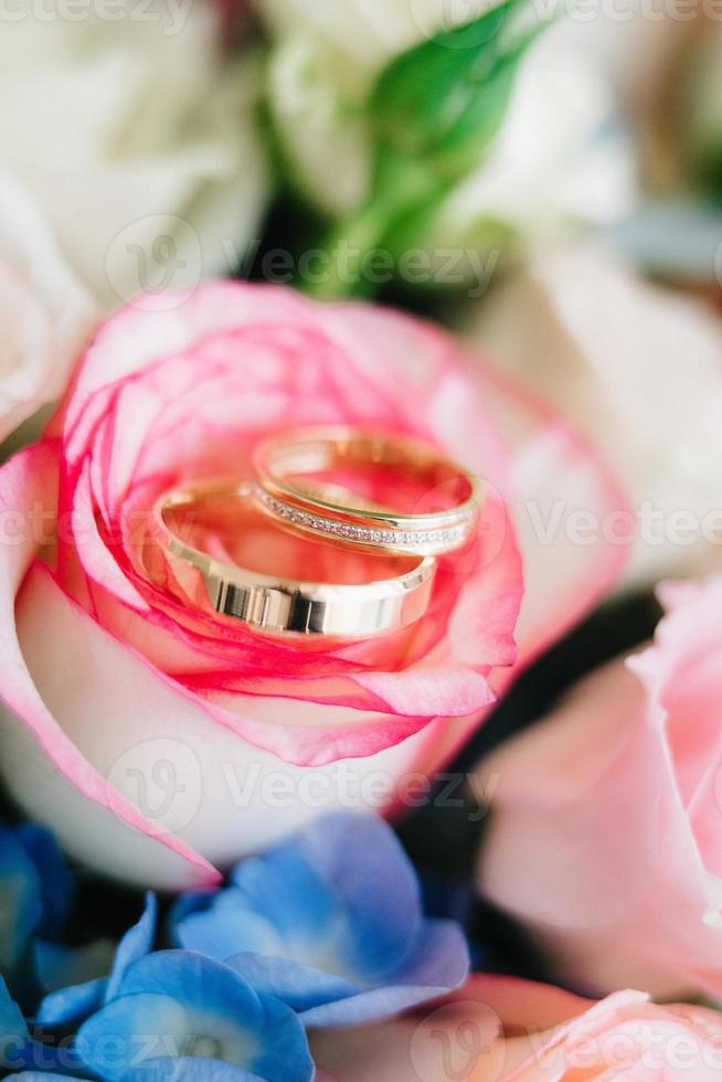 anillos de boda de oro foto