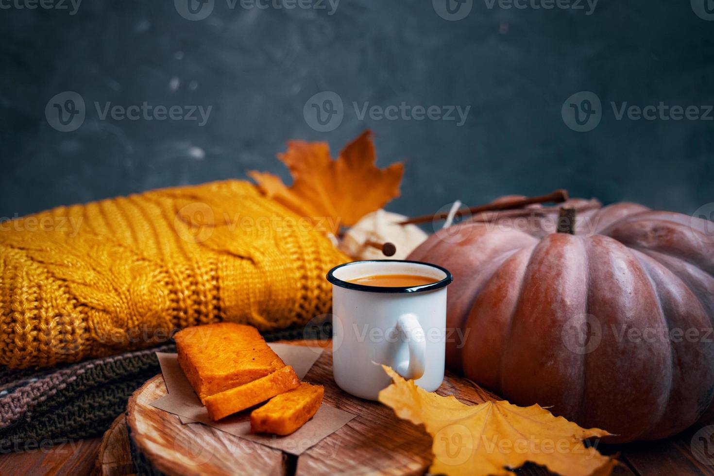 jugo, pastel de zanahoria en soporte de madera, suéter de punto, calabaza y hojas. foto