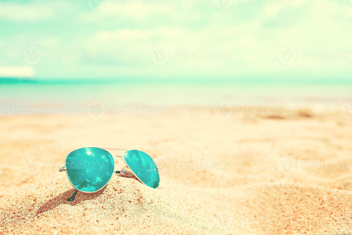 gafas de sol en la playa foto