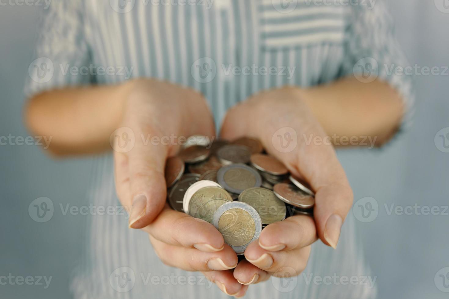 monedas en manos de la mujer. foto