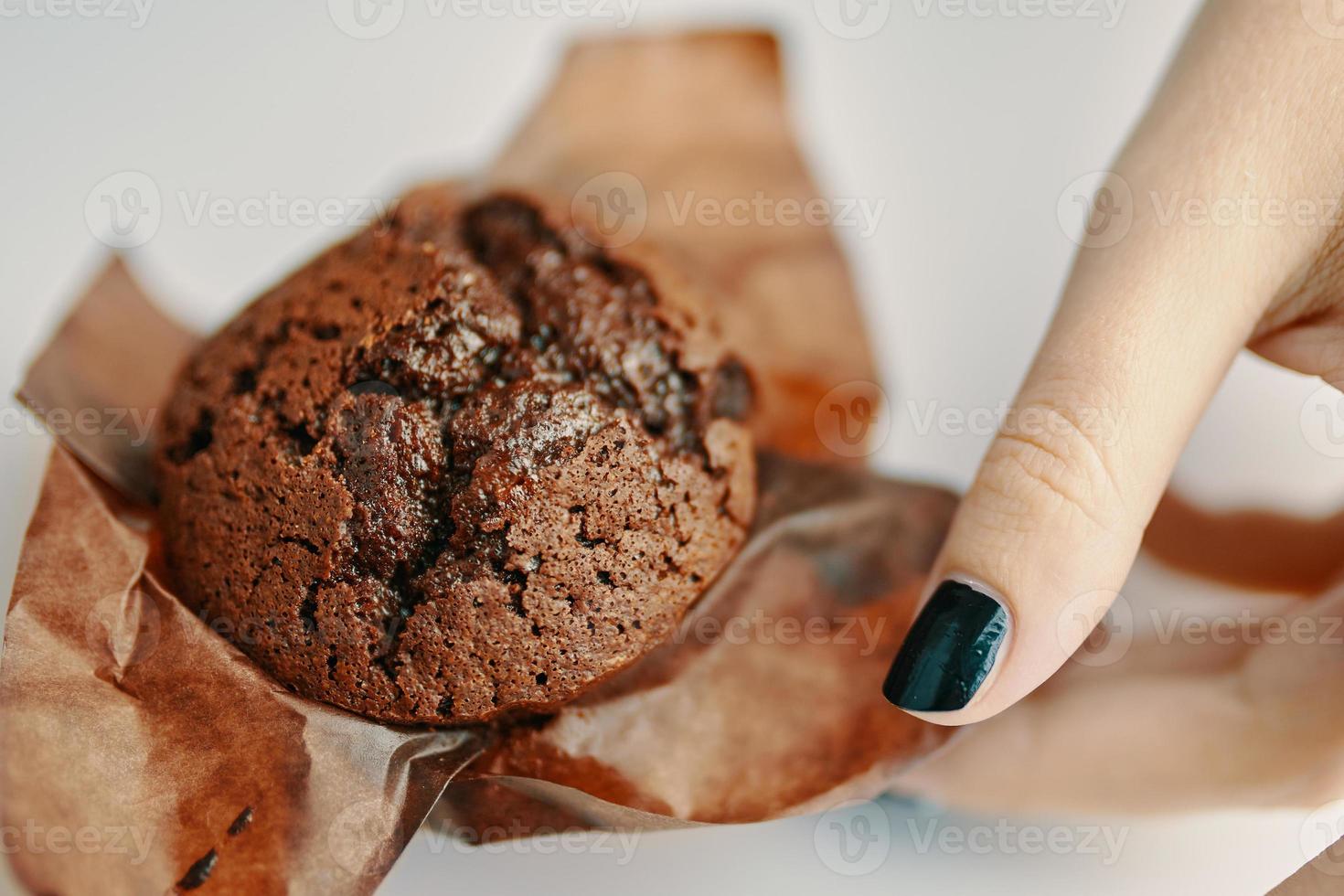 manos con un postre sobre fondo blanco. foto