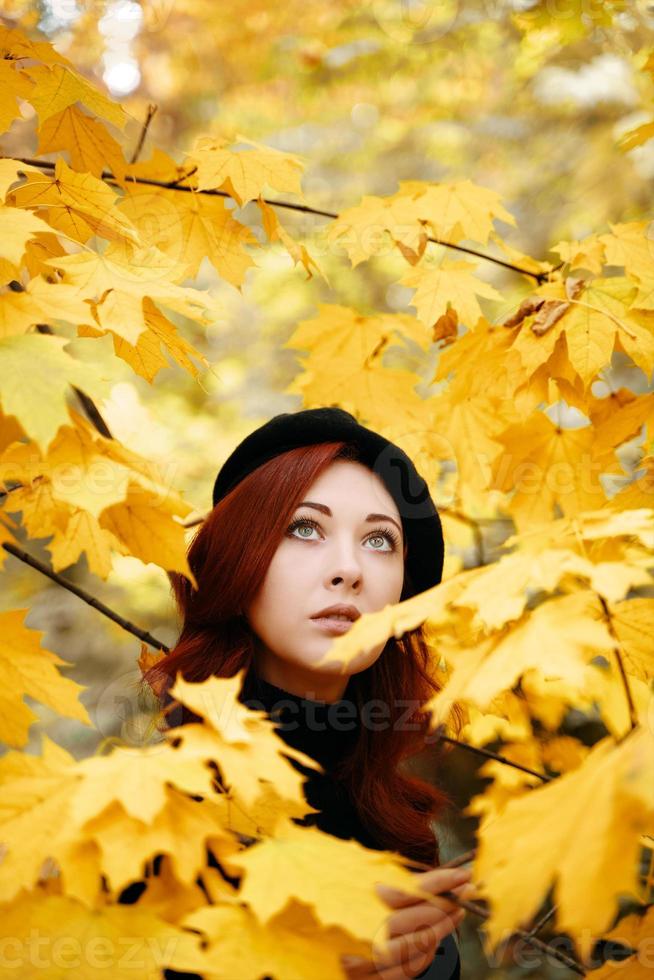 otoño romántico retrato de una mujer pelirroja. foto