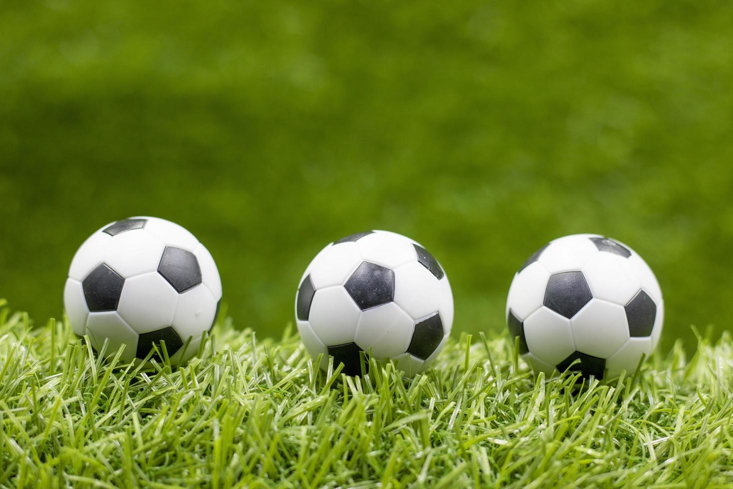 Balón de fútbol sobre fondo de hierba verde foto