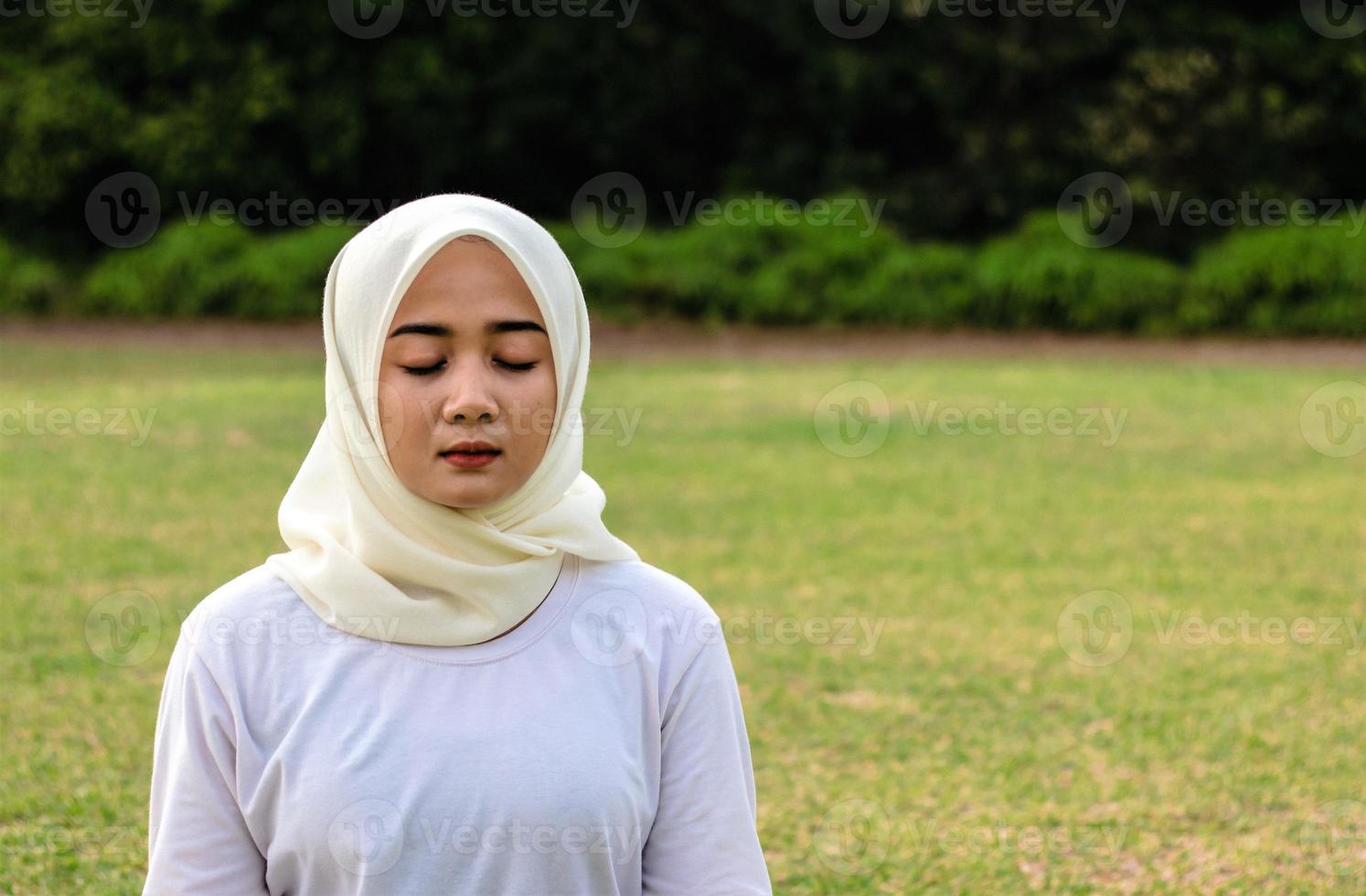 mujeres jóvenes musulmanas hacen yoga en el parque foto