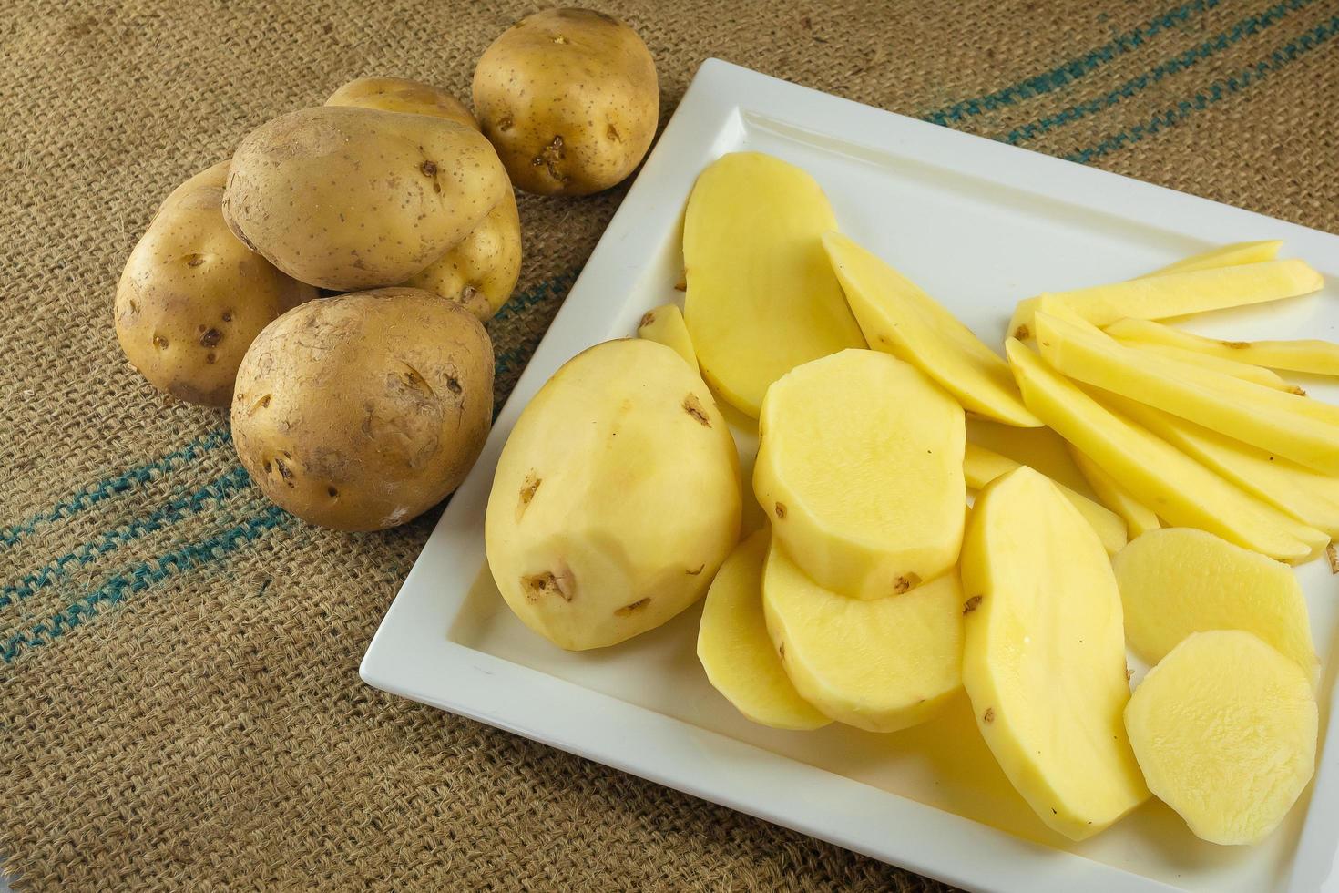 preparación de patatas para cocinar comida sana. foto