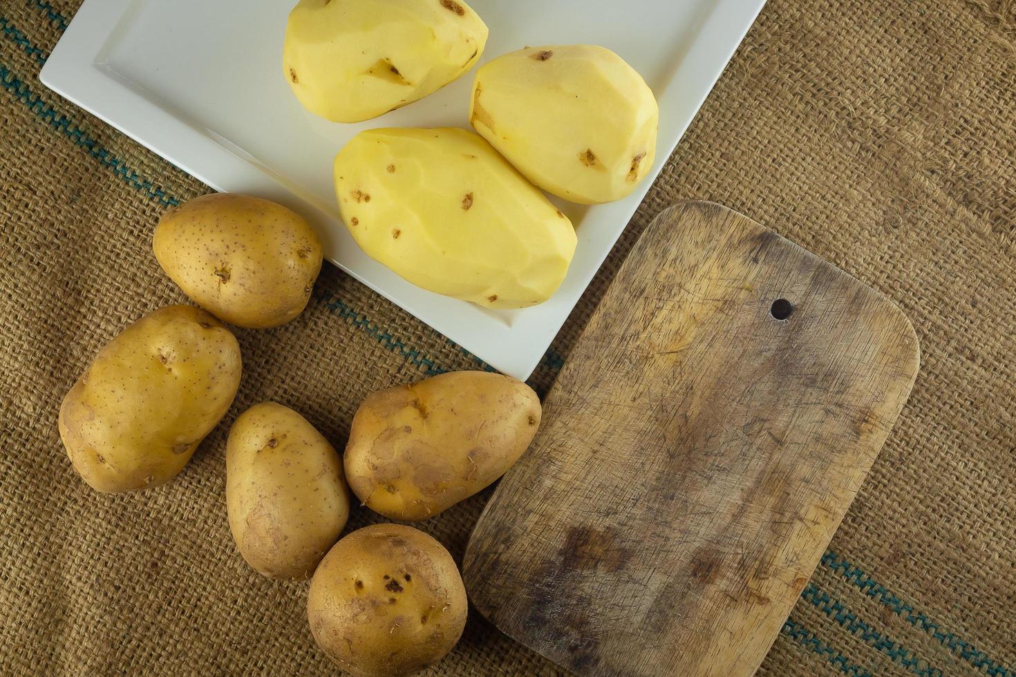 preparación de patatas para cocinar comida sana. foto