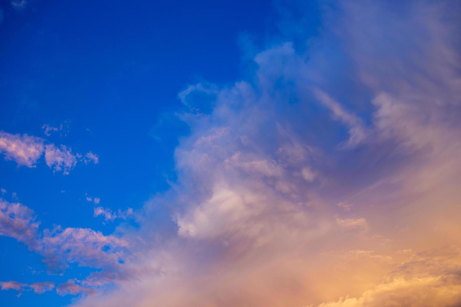 colorido cielo dramático con nubes al atardecer foto