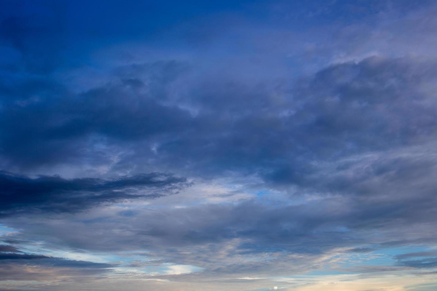 Colorido espectacular cielo con nubes al atardecer cielo con fondo de sol foto