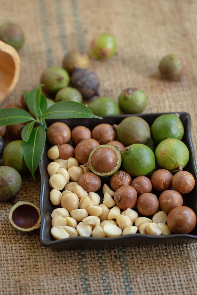 Nueces de macadamia en sacos con luz natural foto