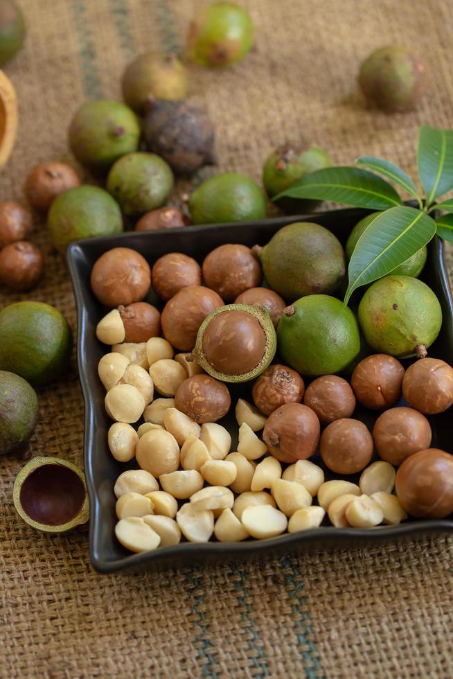 Nueces de macadamia en sacos con luz natural foto