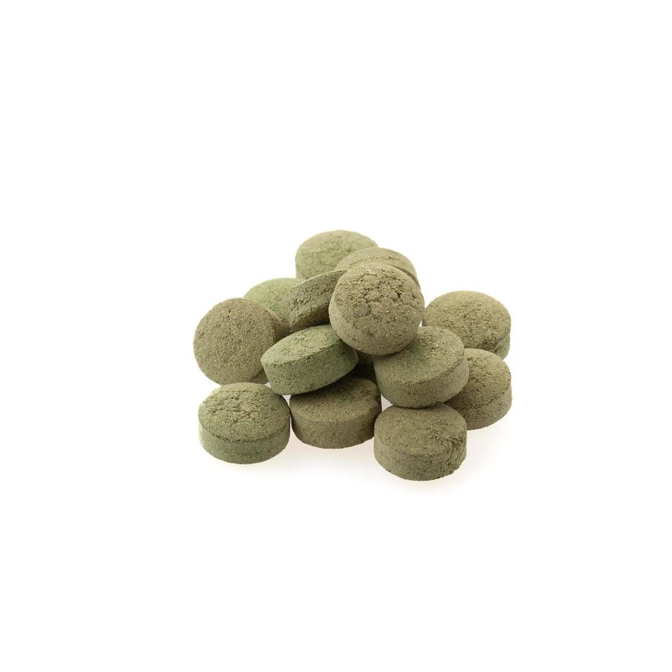 tabletas de medicina de extracto de hierbas píldoras con cápsulas y polvo o fa thalai chon. foto
