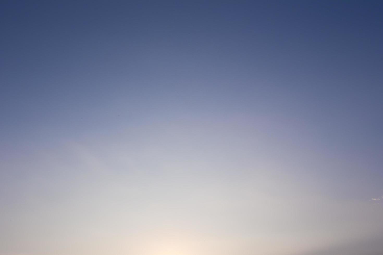 Colorido cielo dramático con nubes al amanecer cielo con fondo de sol foto