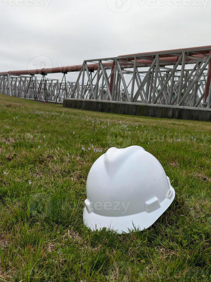 Primer plano de un casco en la planta industrial foto