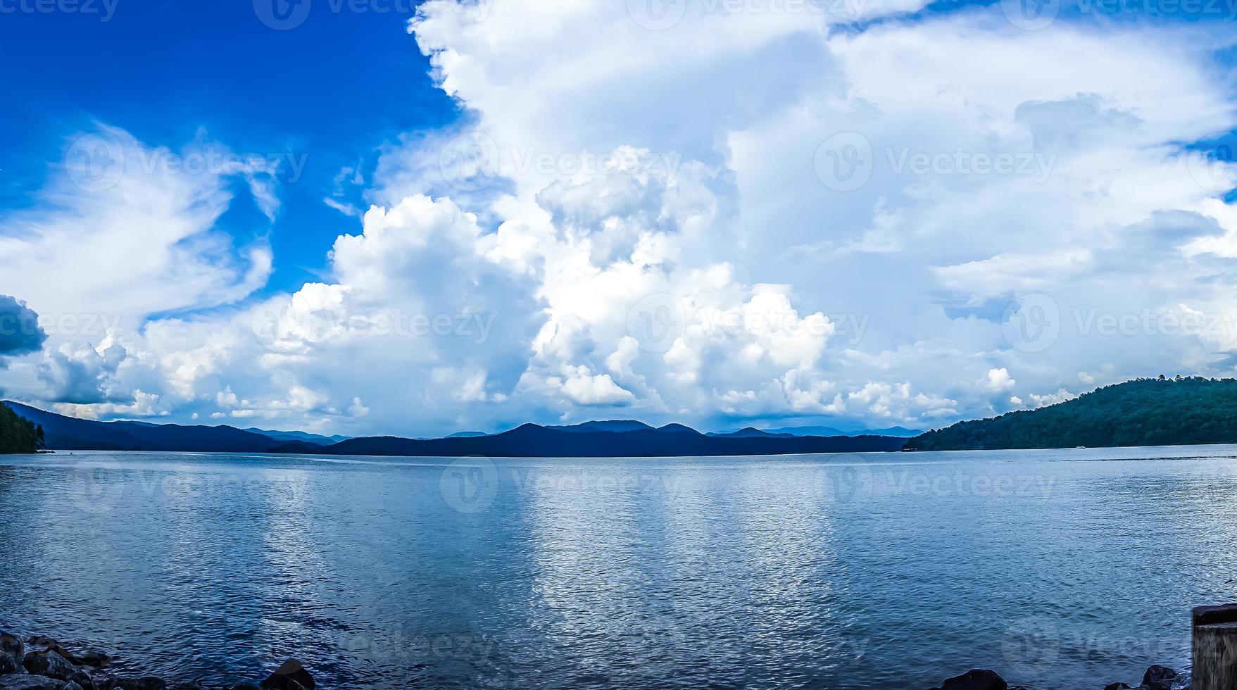 paseos en bote y acampar en el lago jocassee en el norte del estado de carolina del sur foto