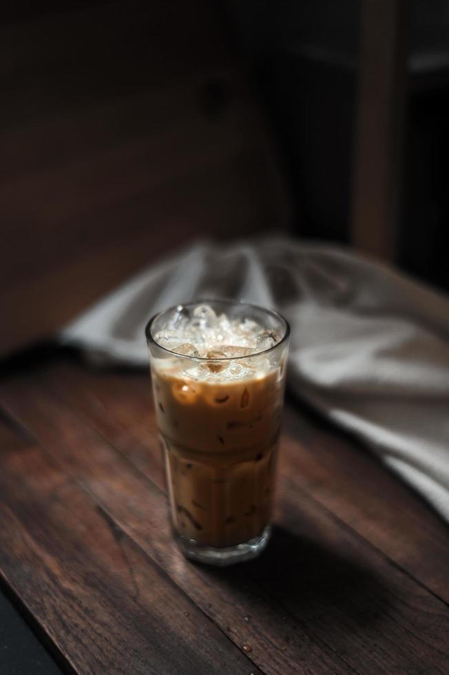 vaso de cafe con leche en la mesa foto