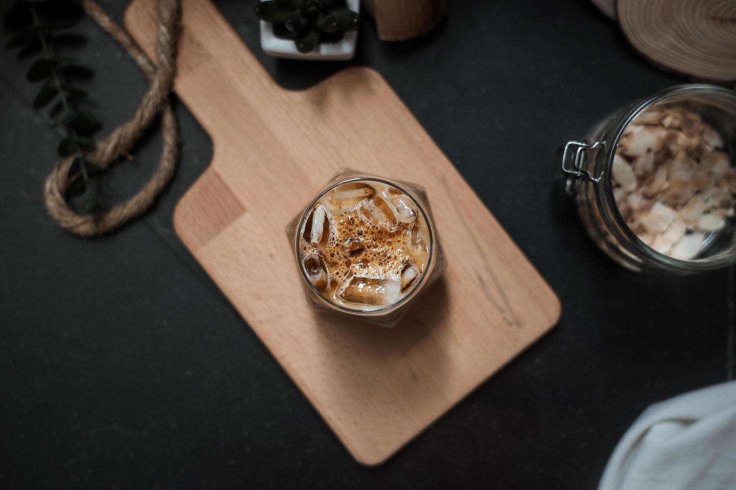 vaso de cafe con leche en la mesa foto