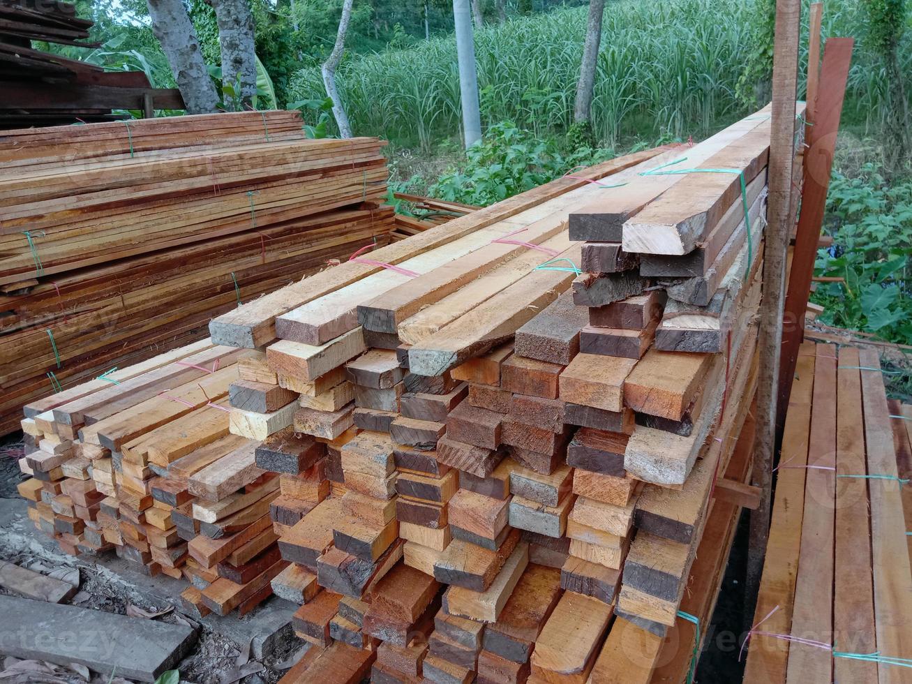 existencias de madera en aserradero para muebles foto