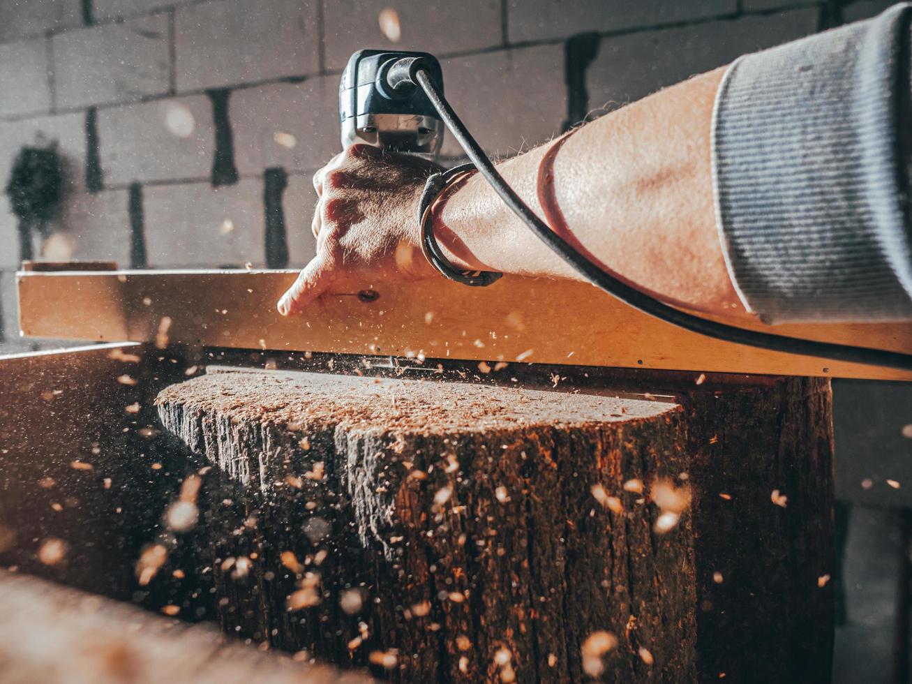 close-up of a carpenter working with an electric fraser photo