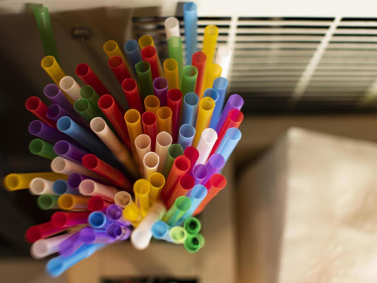 túbulos multicolores para bebidas. vista desde arriba foto