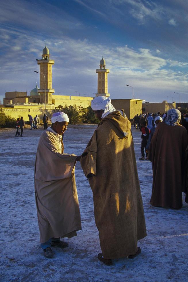 tamanrasset, argelia 2010- personas desconocidas frente a la mezquita. foto