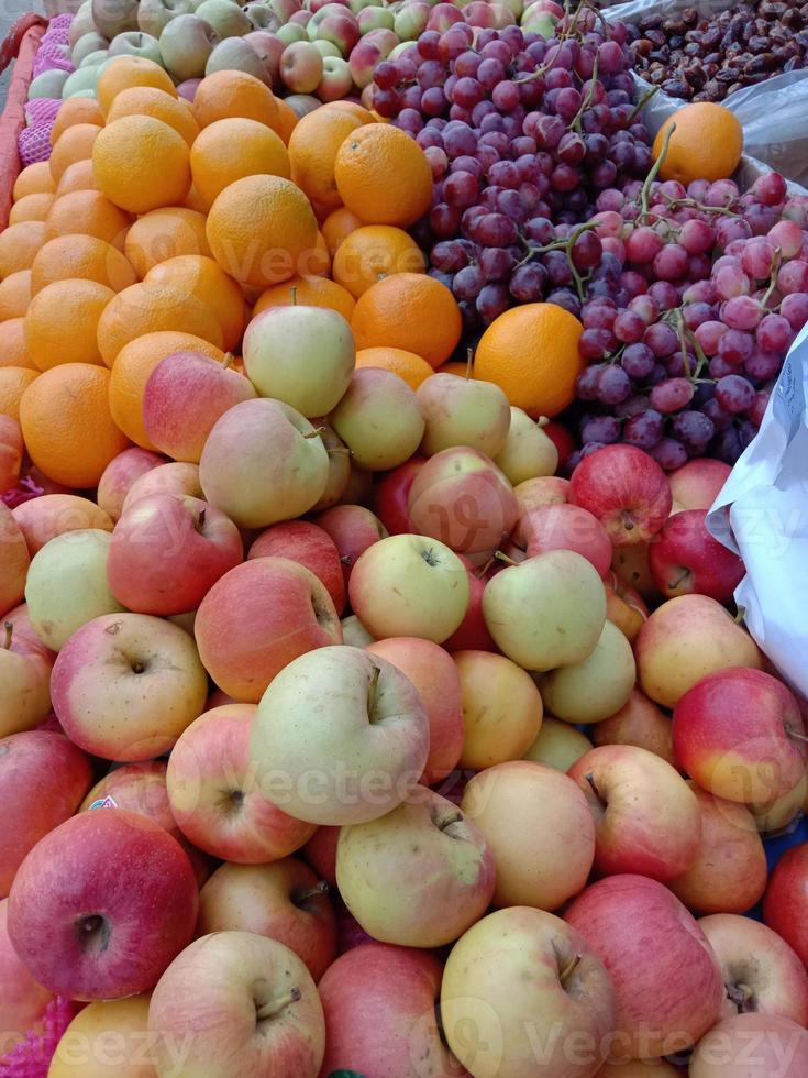 saludable y sabroso caldo de frutas múltiples foto