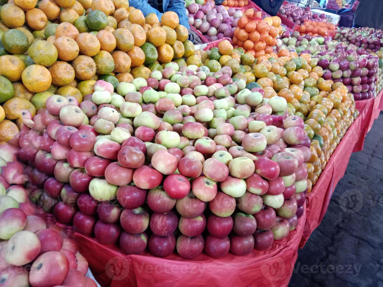 Stock de manzana sabroso y saludable en la tienda para vender foto