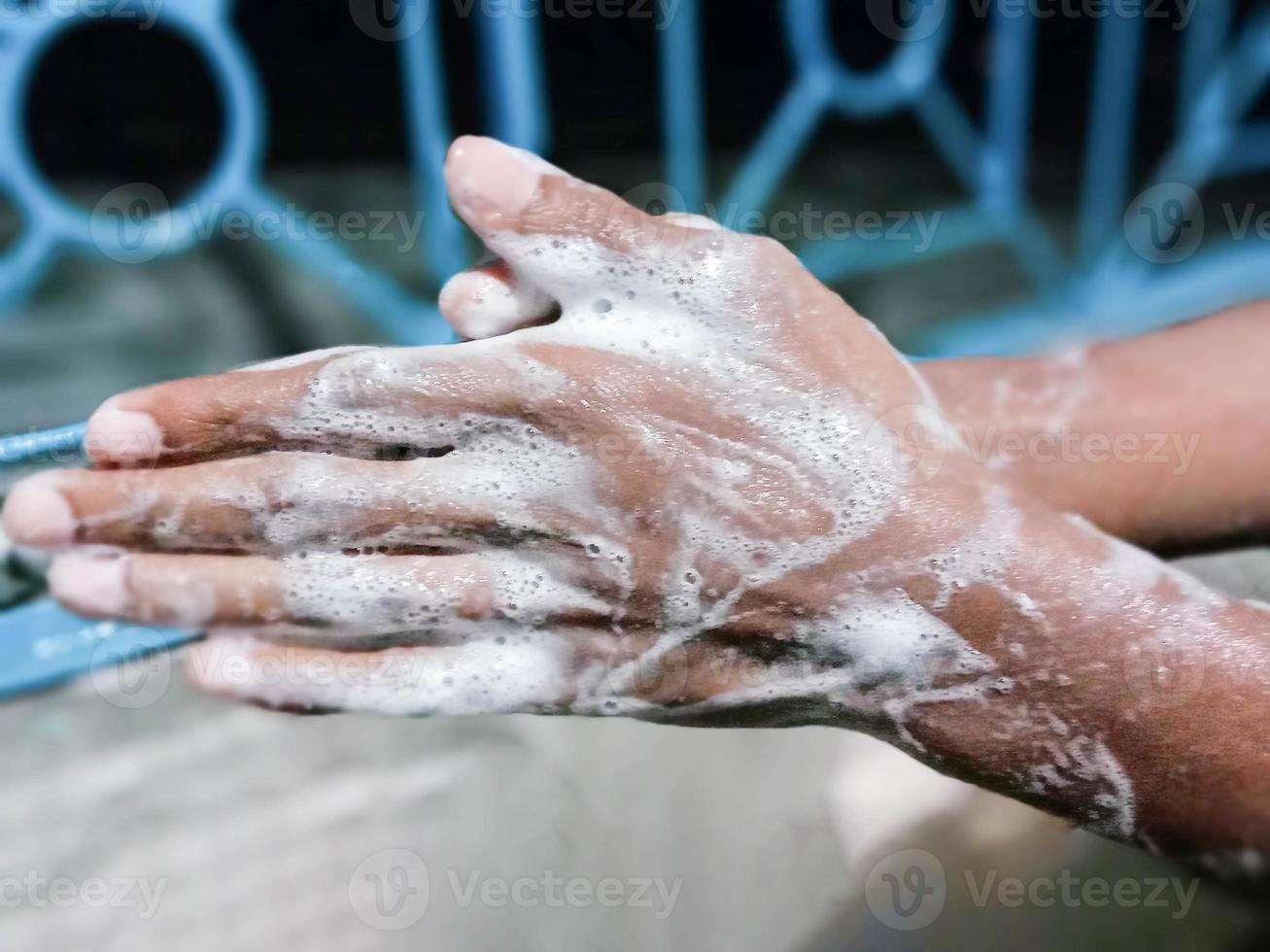 lavar a mano con espuma de jabón foto