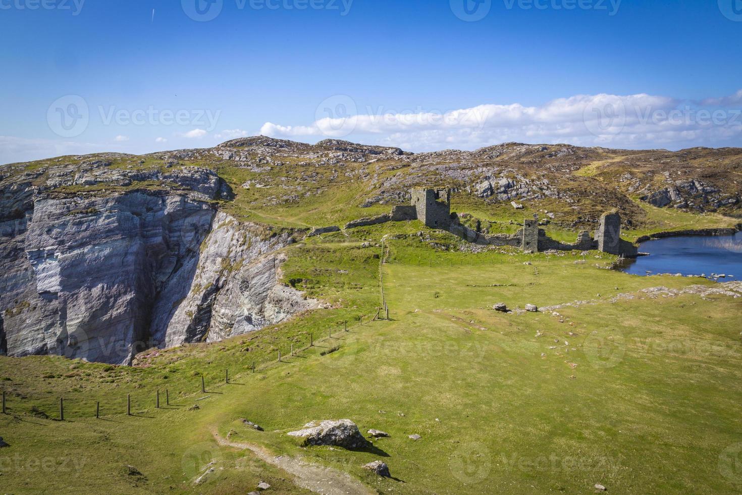 Relajarse en el antiguo castillo de tres cabezas en la península de Mizen en Irlanda foto